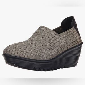 Women’s Bare Trap
Wedge/clog
NWOB
Size 8
Metallic brown